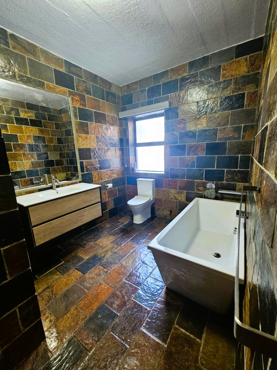 5 Bedroom Property for Sale in Stilbaai Wes Western Cape